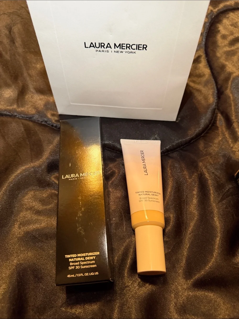 Laura Mercier Natural Dewy Foundation - 0n Silk (Light Beige)